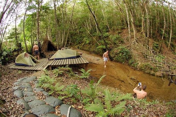 Comment trouver des hôtes accueillants pour camper dans leur jardin ou leur propriété privée?