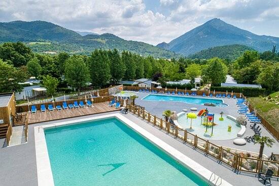 Découvrez les avantages d'une piscine couverte pour le camping en France
