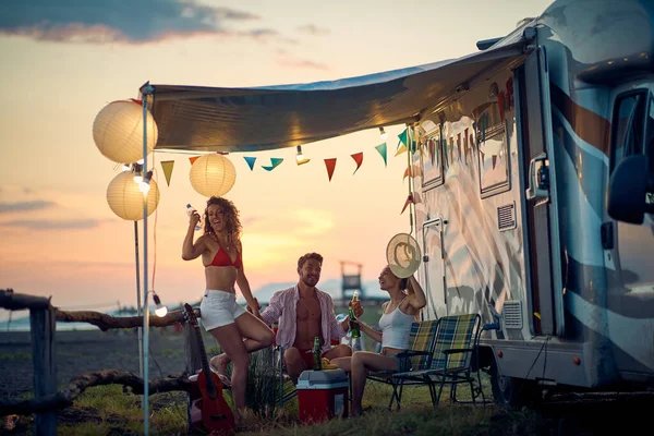 Les 3 avantages de camper dans la Drôme provençale avec des amis