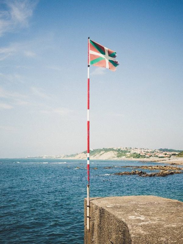 Quels sont les avantages de voyager en camping-car dans le Pays Basque et comment planifier son voyage efficacement ?