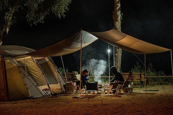 Quels sont les avantages de séjourner dans un camping à la campagne près de Bourg-d'Oisans ?